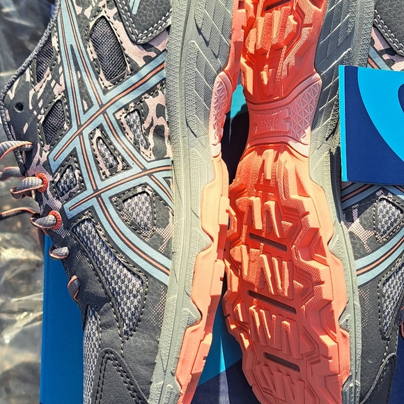 Women's Asics NWT Sneakers - Picture 4 of 6